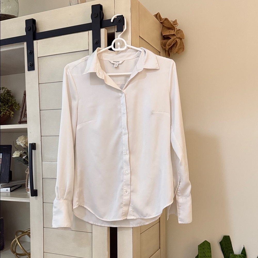 Banana Republic White Button-Up Blouse